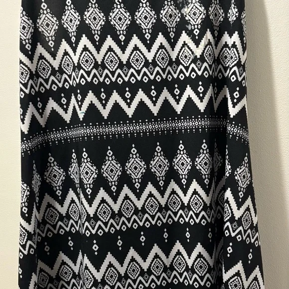 Black and White Patterned Women's Top - Picture 2 of 4